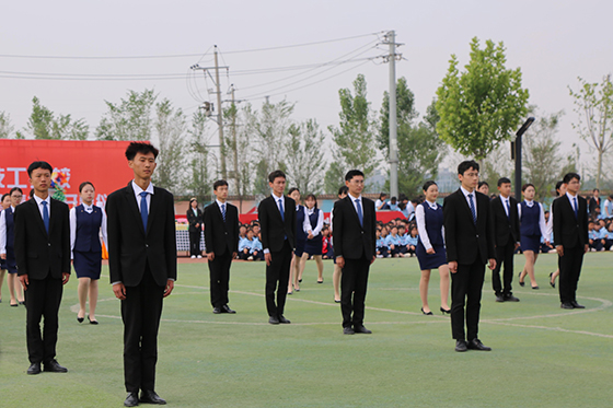 山西盛世餐饮旅游技工学校酒店管理专业学生正在进行礼仪操表演