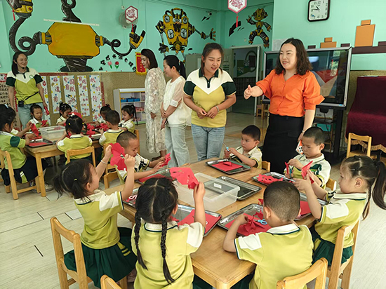 52c8571aba0b463596b897a7c2a98e65.jpg 孩子们正在体验剪纸魅力 1_proc.jpg