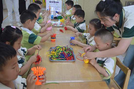 9d06739894e048cd92b89da75a86da2c.jpg 老师正在教孩子编织_proc.jpg