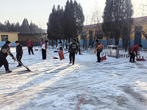 8fd9057cd3114552906603078e97f653.jpg 2025年12月16日三郊小学五年级学生体验铲雪观察动作.jpg